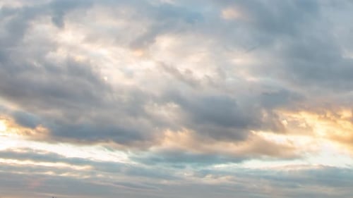 Las nubes flotan en el cielo al atardecer, Time Lapse