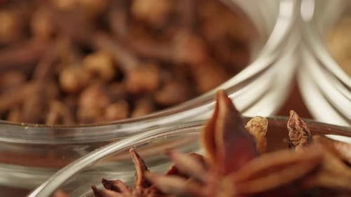 Gewürze in Glasschalen Nahaufnahme