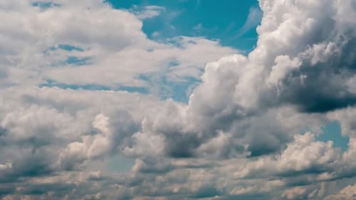 Zeitraffer von Cumuluswolken, die sich am blauen Himmel bewegen