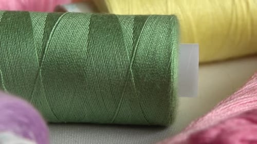 Eine Draufsicht auf bunte Mouline-Fäden und mehrfarbige Spulen isoliert auf weißem Hintergrund