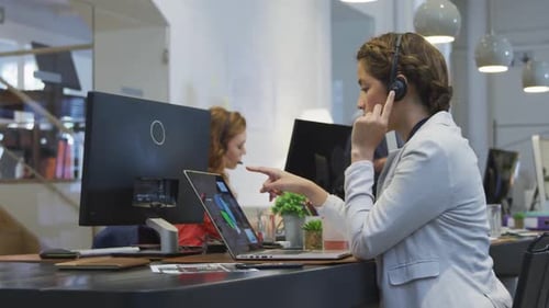 Geschäftsleute, die im modernen Büro arbeiten