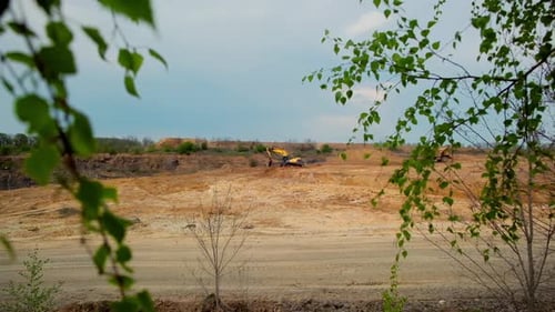Großer gelber Bagger beweglicher Stein in einem Steinbruch. Bergbau und Bauindustrie