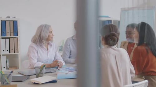 Geschäftsfrauen auf Briefing