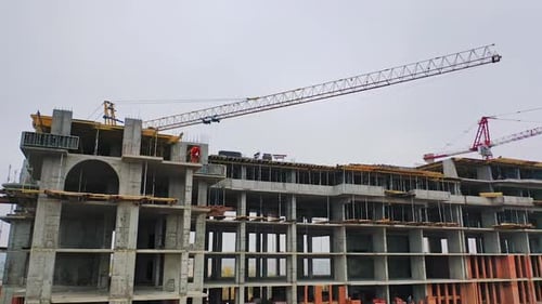 Luftaufnahme der Baustelle. Der Bau der Anlage in der Stadt