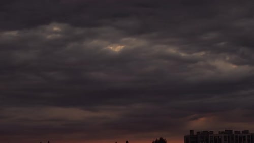 Timelapse de nuages sombres flottant au-dessus de la ville
