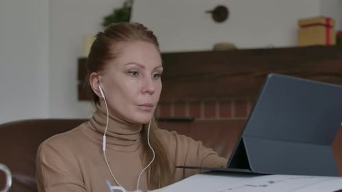 Linda empresária confiante em fones de ouvido falando com interlocutor on-line