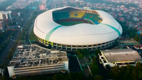 Vue aérienne - Le plus grand stade est vu depuis un Drone. Avec pollution par le smog