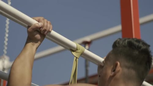 Mann macht Klimmzüge