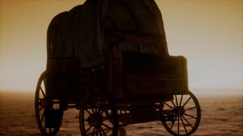 Vagón retro cubierto de lona en el desierto al atardecer