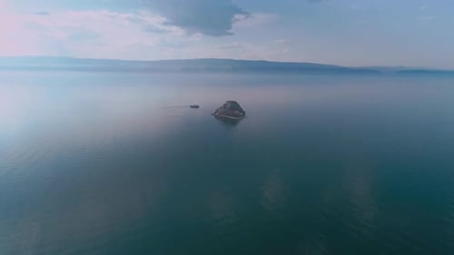 Eine Insel mit Kormoranen am Baikalsee