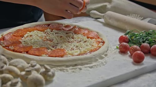 Professioneller Bäcker bereitet traditionelle italienische Pizza zu
