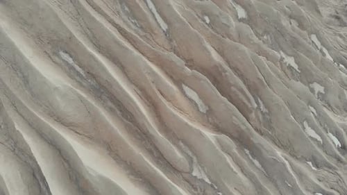Relief d'une carrière minière. Barchan. Dune de sable. Carrière minière usée. Vue aérienne