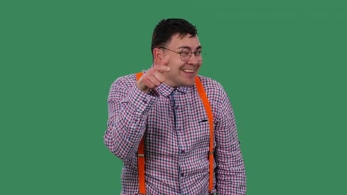 Lächelnder Mann zeigt mit dem Zeigefinger auf die Kamera und sagt dir du