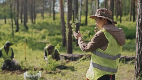 Forester spricht auf dem Handy