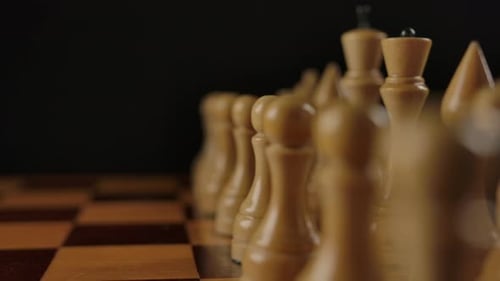 Weiße Schachfiguren aus Holz auf Schachbrett