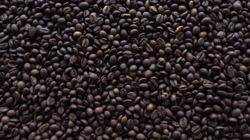 Schwarze Kaffeekörner
