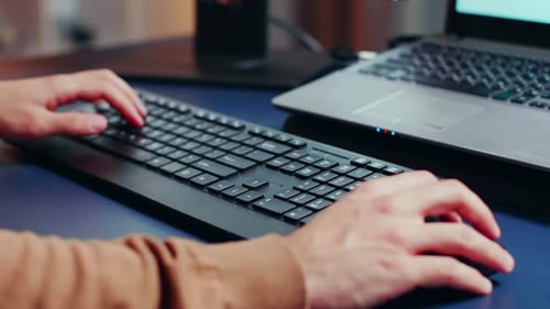 Nahaufnahme der Hände eines Ingenieurs beim Tippen auf der Tastatur