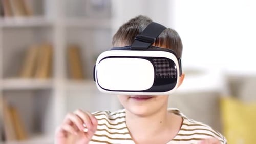 Kind benutzt VR-Headset