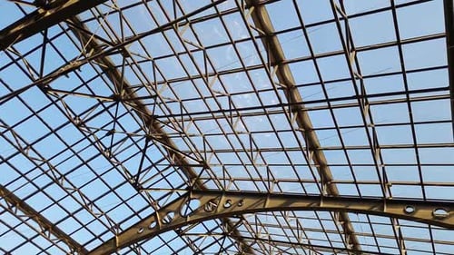 Aufnahmen von schönem Metalldach mit Glasfenstern am Vintage-Bahnhof