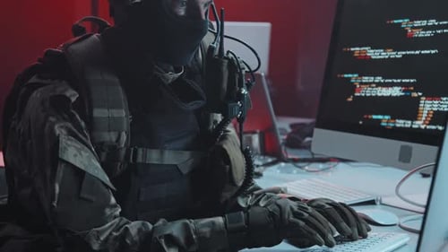 Oficial das forças especiais verificando o computador de hackers