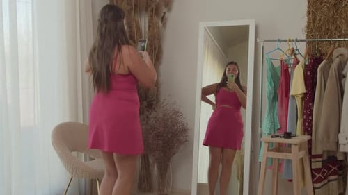 Femme dodue diffusant en direct sur Internet à l'aide d'un smartphone à l'intérieur