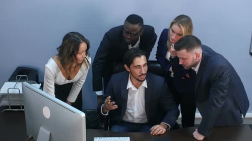 Portrait d'un groupe de gens d'affaires multiraciaux travaillant ensemble lors d'une réunion