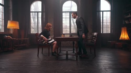 Mädchen und Mann spielen Schach