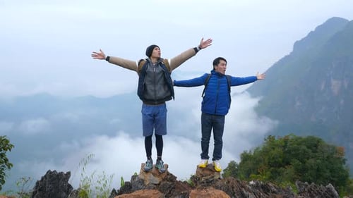 Zwei asiatische Männer genießen auf Mountain Peak