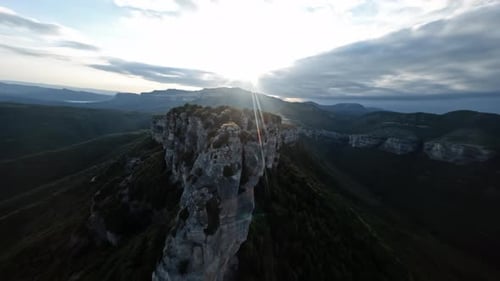Dynamischer Drohnenschuss entlang der felsigen Bergklippe und in Richtung wunderschöner