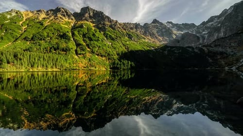 Zeitraffer Reflexion von Mountain Rysy im Lake Morskie Oko Tatra National Park