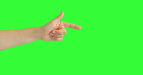 Isolierte Frauenhand mit dem Hey You-Zeichensymbol, das auf etwas zeigt Greenscreen