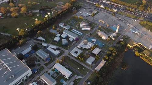 Luftaufnahme der Tecnopolis-Ausstellung, einem großen modernen Kongresszentrum bei Sonnenuntergang in Buenos A.