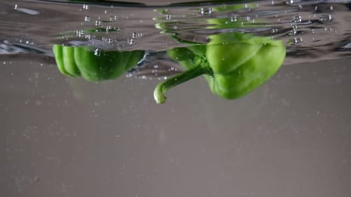 Grüner Pfeffer in Wasser