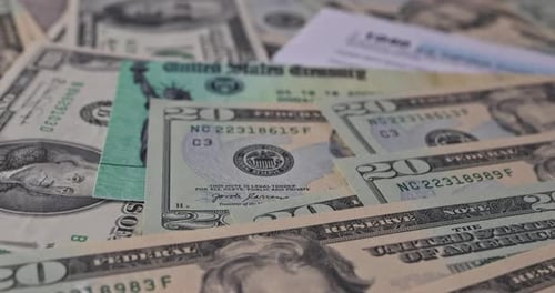 Billet de banque en dollars des États-Unis avec chèque de relance sur le formulaire 7200 Paiement anticipé de l'employeur