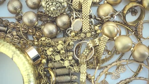 Alter Goldschmuck in einem Stapel, der sich langsam dreht