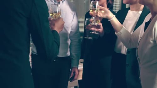 Empresários de sucesso bebem vinho e champanhe no jantar no salão de baile