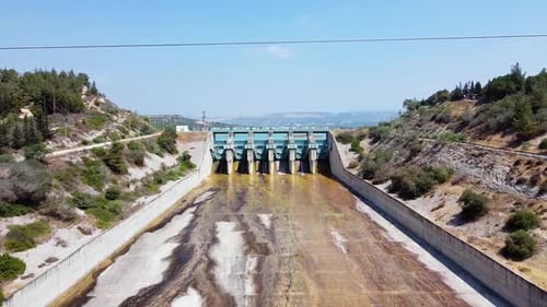 Vista aérea del depósito de agua de hormigón rápido y cerrado de las esclusas de un dique