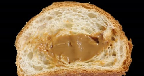 Croissant suave y fresco con leche condensada en su interior