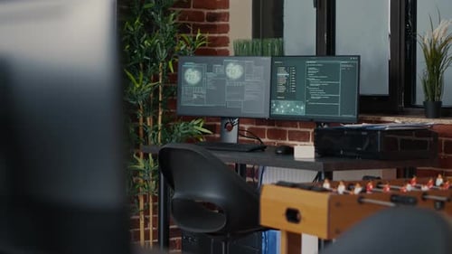 Escritorio con varios monitores de ordenador que muestran visualización de redes neuronales