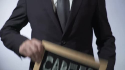 Karriere an Tafel geschrieben, Geschäftsperson mit Schild, Motivation, Zukunft