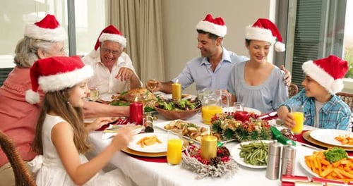 Família extensa feliz na mesa de jantar de Natal 4k