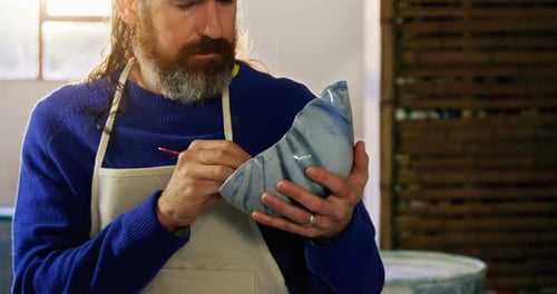 Peinture de potier masculin sur bol