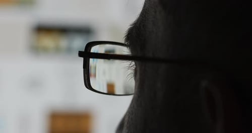 Homem com óculos vendo uma tela