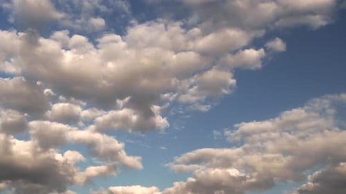nubes en el cielo. nubes blancas en el cielo azul.