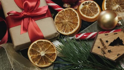 Wunderschön dekorierter Weihnachtstisch mit Kerzenlicht. Neujahrs- und Weihnachtsfeier