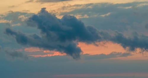 Bunter Sonnenuntergang am Meer. Vor dem Hintergrund des Meeres geht die Sonne
unter