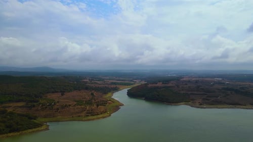Seeblick an einem bewölkten Tag, Stausee, Wasserversorgung, Landschaft