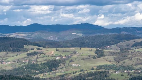 Ländliche Landschaft mit Wolken