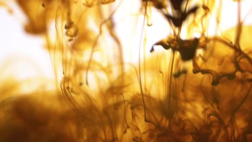 Mélange d'aquarelle dans l'eau