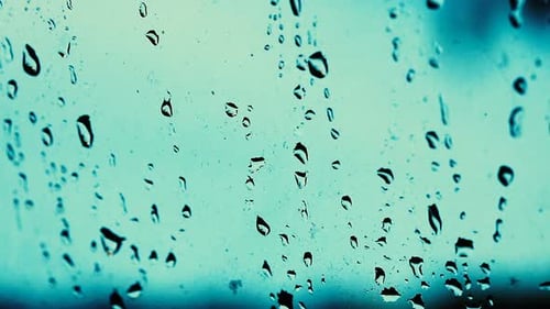 Regentropfen gegen Fenster mit Vintage-Prozess-Ton.